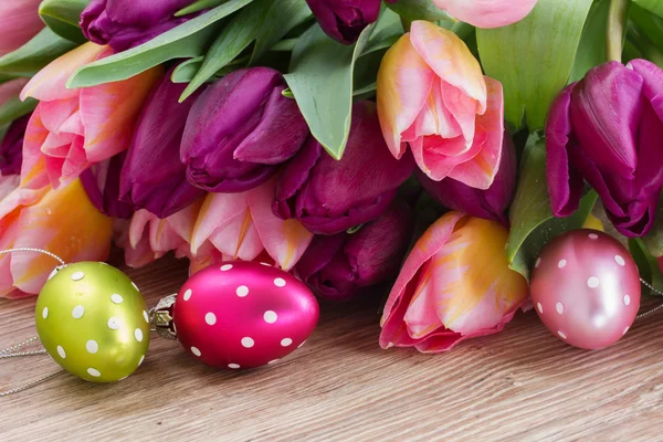 Букет тюльпанов с яйцами — стоковое фото