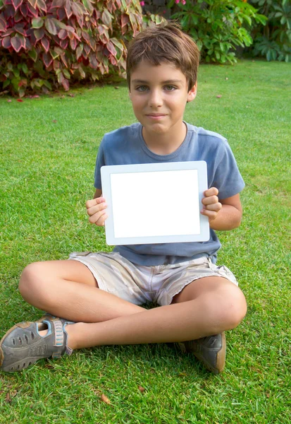 Хлопчик показує порожній планшетний ПК — стокове фото