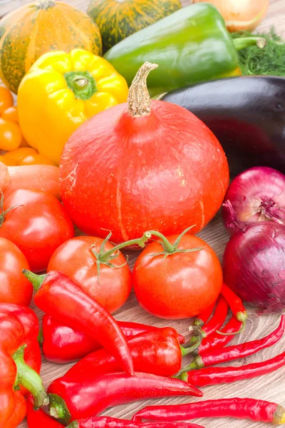 Verduras frescas y coloridas sobre una mesa — Foto de Stock
