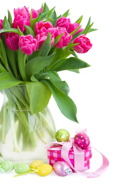 Tulipes roses avec boîte cadeau et oeufs de Pâques — Photo