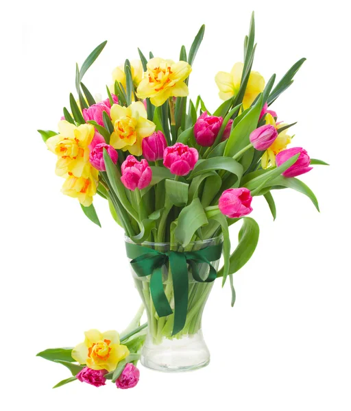 Banda tulipány a narcisy v váza — Stock fotografie