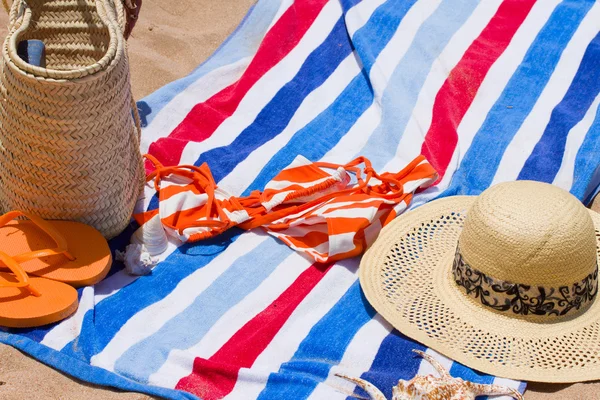 Handdoek met zwemmen assesories — Stockfoto