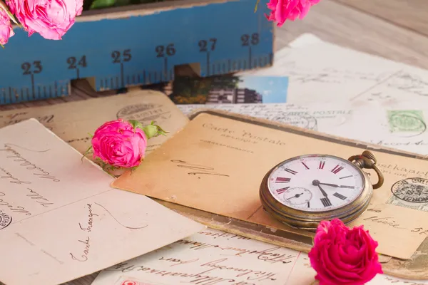 Alter Poststapel und antike Uhr — Stockfoto