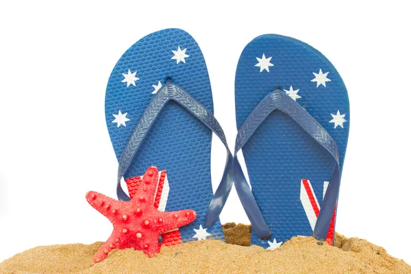 Blauwe sandalen en starfish in zand — Stockfoto