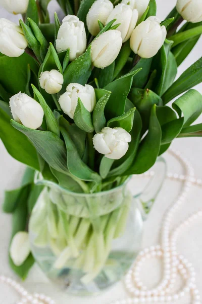 Букет белых тюльпанов — стоковое фото