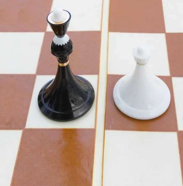 Black quinn and white pawn — Stock Photo, Image