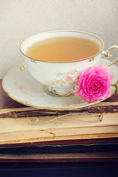 차 한잔과 함께 책 — 스톡 사진