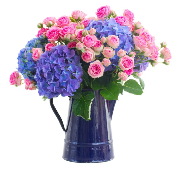Kytice čerstvé růžové růže a modré hortensia květiny — Stock fotografie