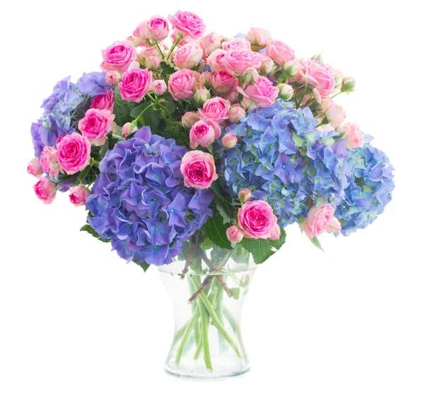 Bouquet roses fraîches et fleurs d'hortensia bleues — Photo