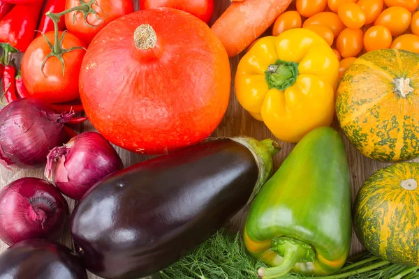 Legumes coloridos frescos em uma mesa — Fotografia de Stock