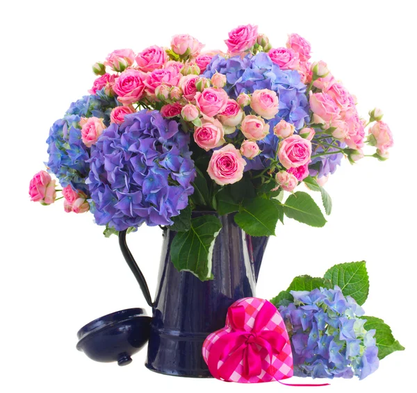 Bouquet of fresh pink roses and blue hortensia flowers — Stock Photo, Image