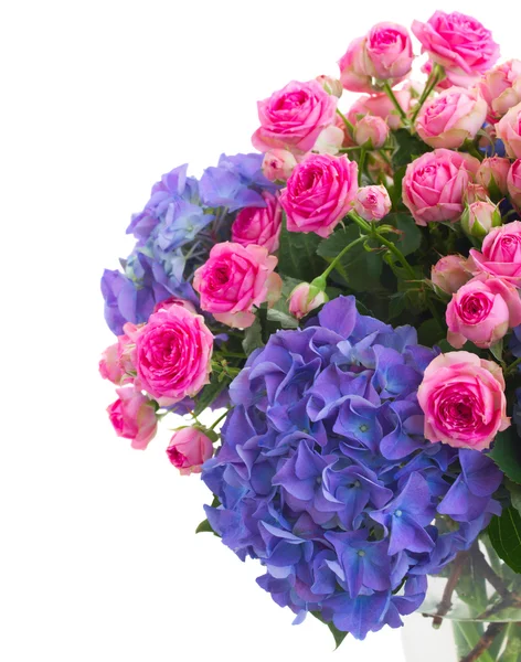 Pink roses and blue hortensia flowers close up — Stock Photo, Image