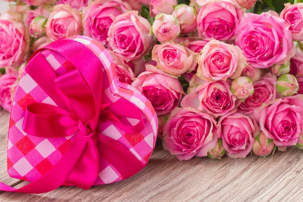 Σωρός από ροζ τριαντάφυλλα — Φωτογραφία Αρχείου