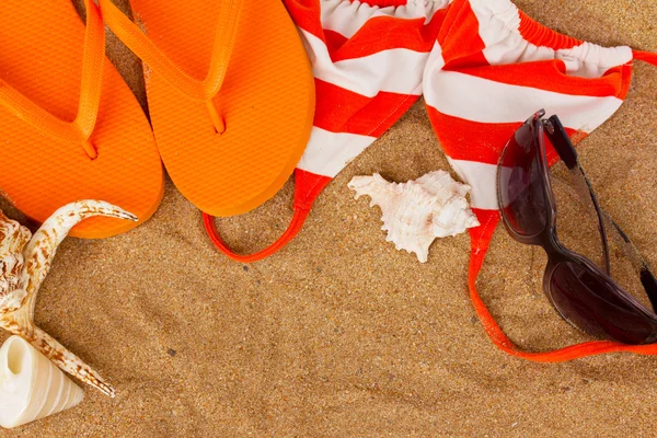 Orange sandals and shells — Stock Photo, Image