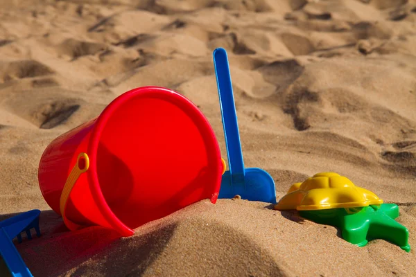 Hink med plast stranden leksaker i sand — 图库照片