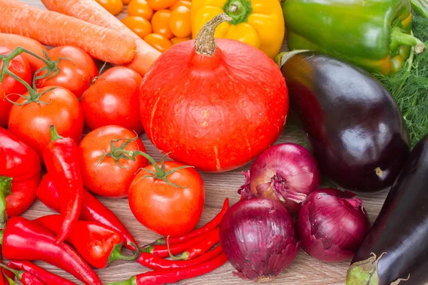 Verduras frescas y coloridas en una mesa — Foto de Stock