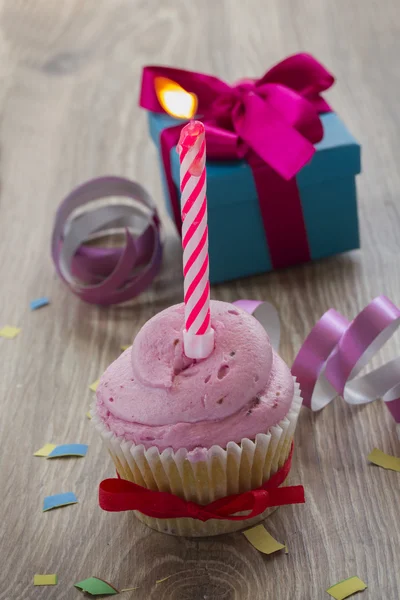 tablo üzerinde bir doğum günü pastası