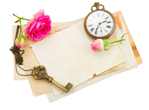 Bündel alter Papiere mit Rosen — Stockfoto