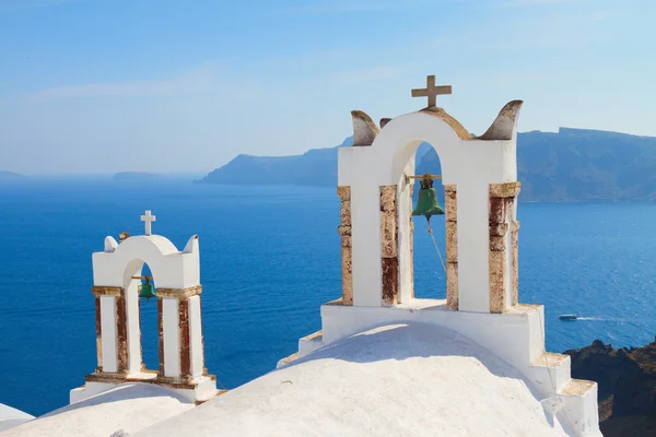 Bílý Belfries ostrov Santorini, Řecko — Stock fotografie