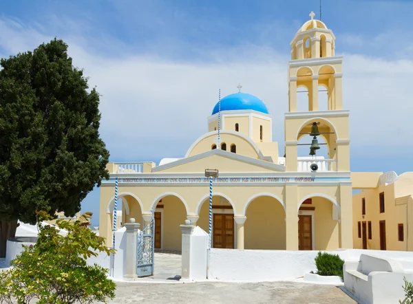 Kostel svatého Jiří v oia na ostrově santorini. — Stock fotografie