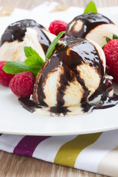Piatto di gelato alla vaniglia da vicino — Foto Stock