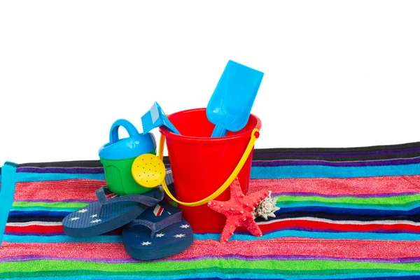 沙滩玩具与拖鞋和毛巾上的海星 — 图库照片