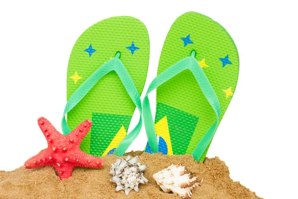 Blaue Sandalen und Seesterne im Sand — Stockfoto
