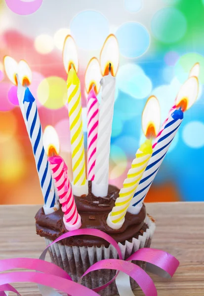 En födelsedag cupcake med ljus — Stockfoto