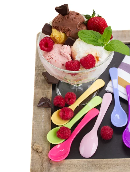 Tazza di gelato misto su bianco — Foto Stock