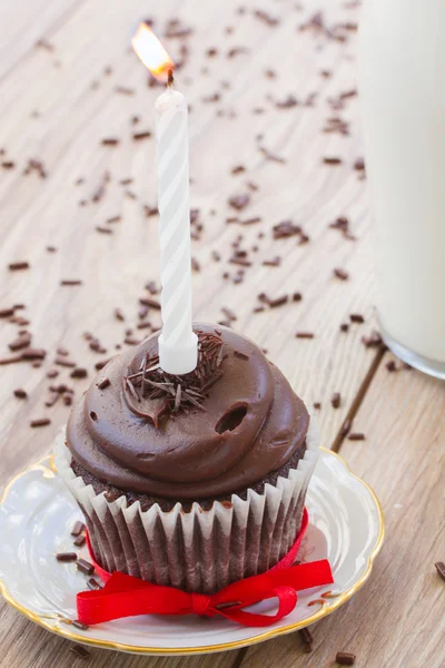 Um cupcake de aniversário na mesa — Fotografia de Stock