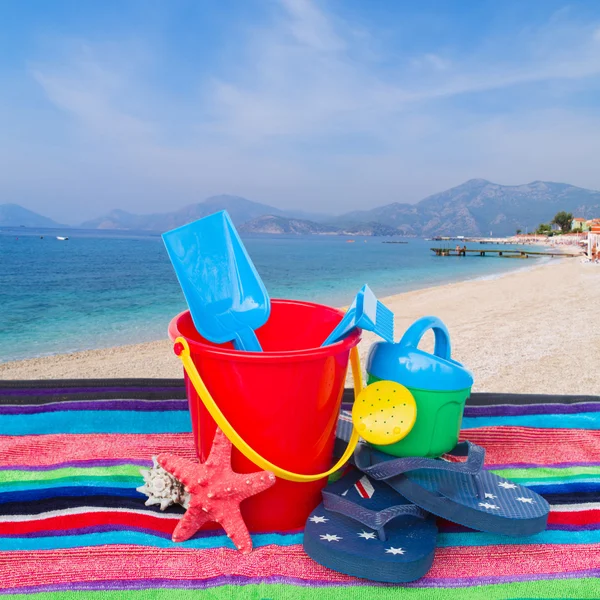 Stranden leksaker med flip flops och sjöstjärna på handduk — Stockfoto