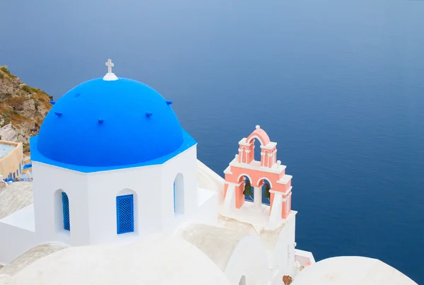 Cúpula azul tradicional con mar azul, Santorini —  Fotos de Stock