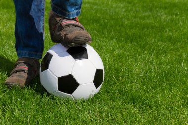 bir ayak ve futbol topu yakın çekim