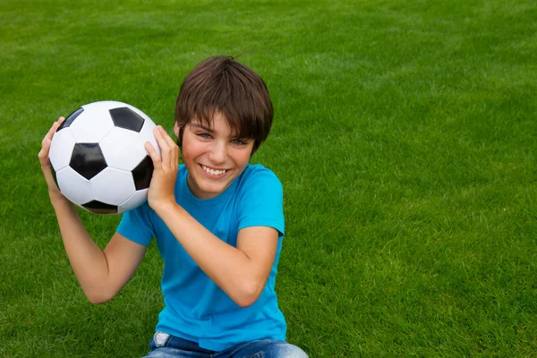 Chlapec drží míč — Stock fotografie