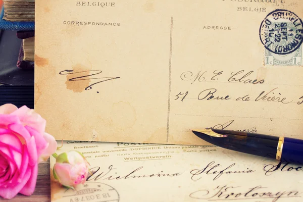 Antique carte postale vide avec fleurs et plume — Photo