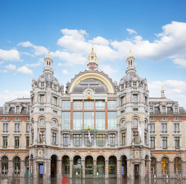 Фасад Центрального железнодорожного вокзала Антверпена — стоковое фото