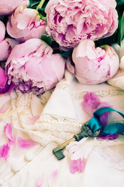 Ключ с розовыми пионскими цветами — стоковое фото