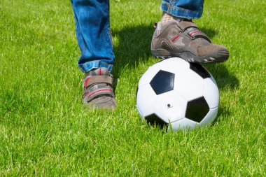 bir ayak ve futbol topu yakın çekim