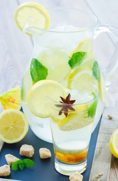 Tarro de limonada con vaso alto — Foto de Stock