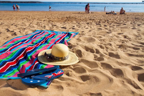 Handduk och bad tillbehör på sandstranden — Stockfoto