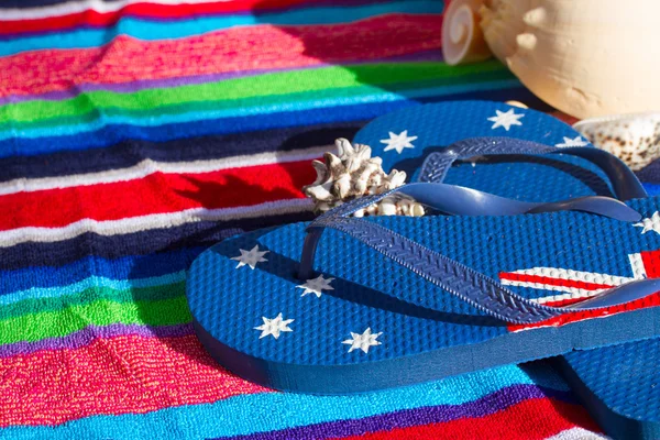 Chanclas azules en toalla de playa —  Fotos de Stock