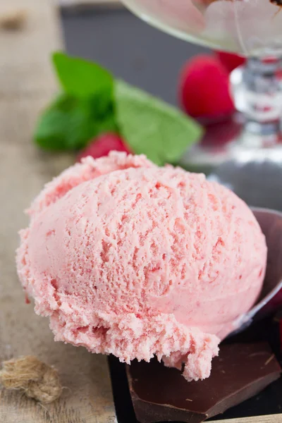 Scoop of berry icecream — Stock Photo, Image