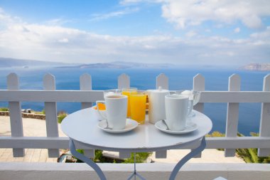 Deniz kenarında taze kahvaltı.