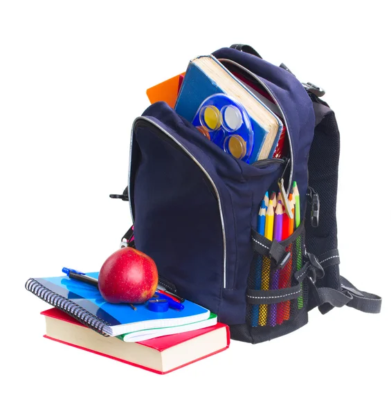 Шкільний рюкзак з канцелярськими товарами — стокове фото