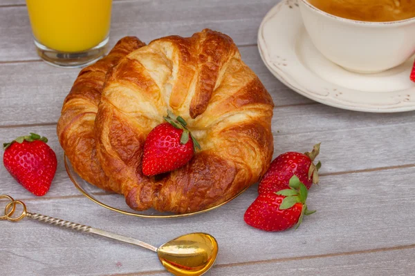 Colazione con croissant e frutti di bosco freschi — Foto Stock