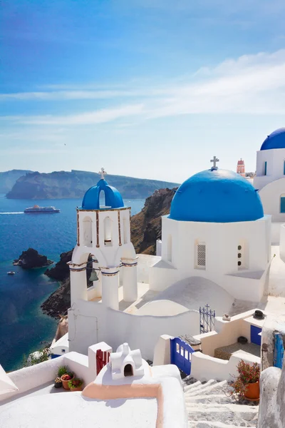 Vista de caldeira com escadas e igreja, Santorini — Fotografia de Stock