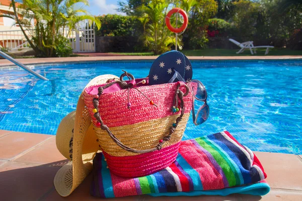 Towel and bathing accessories near pool — Stockfoto