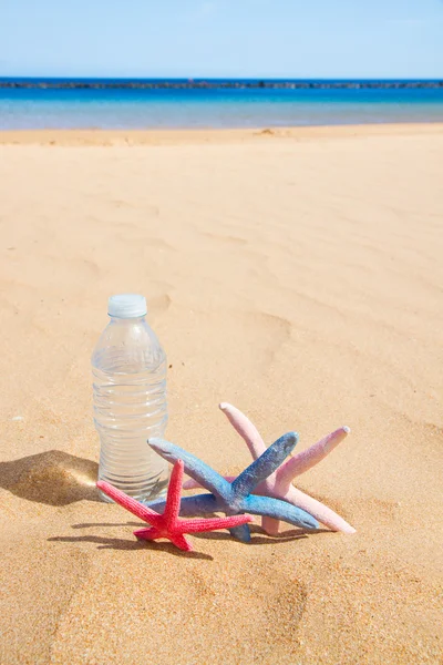 Bottiglia d'acqua sulla spiaggia di sabbia — Foto Stock