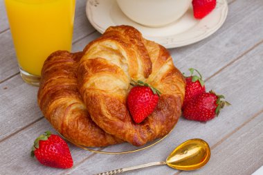 taze kruvasanlar çilek ile