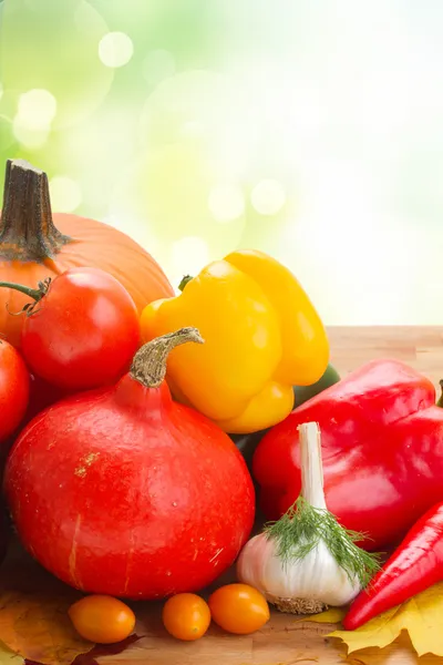 Verduras frescas en la mesa — Foto de Stock